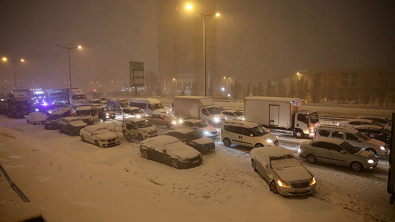 İstanbul'da kar esareti: Yüzlerce araç yollarda kaldı